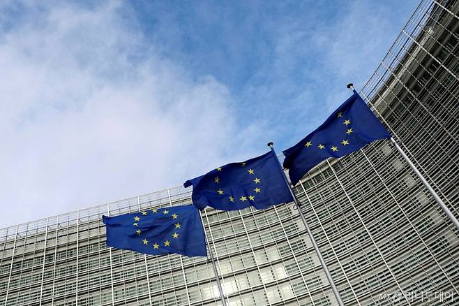 (브뤼셀 로이터=뉴스1) 윤다정 기자 = 2023년 11월 8일(현지시간) 벨기에 브뤼셀 유럽연합 집행위원회(EC)에 게양된 유럽연합(EU) 깃발이 펄럭이고 있다. 2023.11.08. ⓒ 로이터=뉴스1 Copyright (C) 뉴스1. All rights reserved. 무단 전재 및 재배포, AI학습 이용 금지. /사진=(브뤼셀 로이터=뉴스1) 윤다정 기자