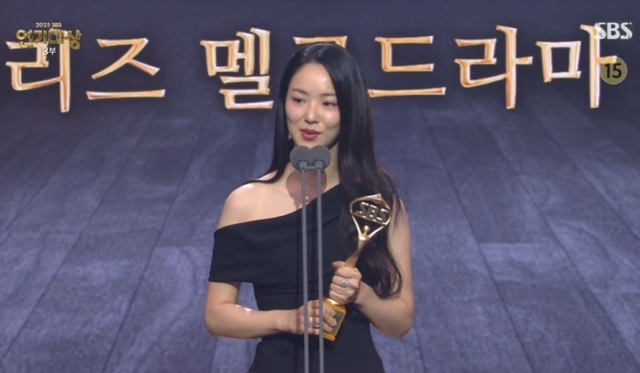 지난 12월 31일 서울 마포구 상암동 SBS 프리즘타워에서 신동엽, 채원빈, 허남준의 진행으로 개최된 '2025 SBS 연기대상'에서 전여빈은 드라마 ‘우리영화’로 미니시리즈 멜로드라마 부문 여자 우수연기상을 차지했다./'SBS 연기대상'