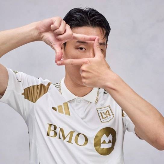 손흥민이 활약 중인 LAFC가 미국 메이저리그사커(MLS) 선수들이 가장 많이 뛰고 싶은 클럽으로 뽑혔다. 미국 매체 스포츠일러스트레이티드는 500명이 넘는 선수들이 설문조사에 참여한 결과, LAFC가 MLS 선수들 사이에서 가장 매력적인 클럽으로 뽑혔다고 발표했다. 이때 LAFC는 리오넬 메시가 뛰고 있는 인터 마이애미를 제치고 1위를 차지해 눈길을 끌었다. LAFC
