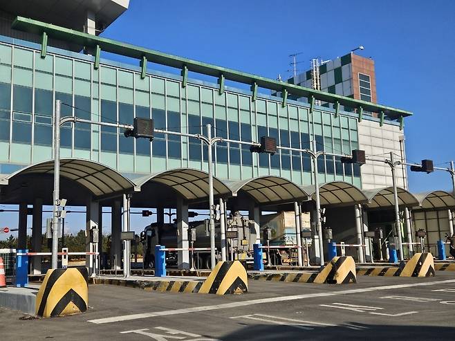 ▲ 2일 오전 9시 인천 서구 수도권매립지 통합계량대 앞 모습. 예년과 다르게 한산해진 상황에서 매립장 생활폐기물 반입 차량이 무게를 측정하고 있다.