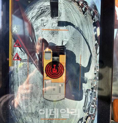 HD건설기계의 24톤(t)급 디벨론 중형 굴착기(DX240) 내 설치된 태블릿. 카메라를 통해 굴착기 주변 360도를 실시간으로 확인하고 사람을 인식할 수 있다.(사진=이데일리 김성진 기자.)