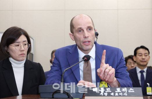 해롤드 로저스 쿠팡 대표이사가 31일 서울 여의도 국회에서 열린 쿠팡 침해사고 및 개인정보 유출, 불공정 거래, 노동환경 실태 파악과 재발방지 대책 마련을 위한 청문회에서 출석, 질의에 답변하고 있다. (사진=노진환 기자)