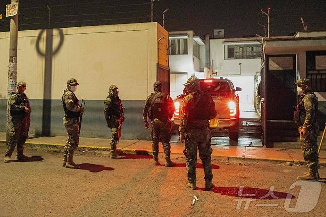 페루 트루히요 지역의 한 금광에서 지난해 5월 5일 광부 살해 사건이 발생해 현장에 경찰이 출동해 있다. 2025.5.5 ⓒ AFP=뉴스1 ⓒ News1 강민경 기자