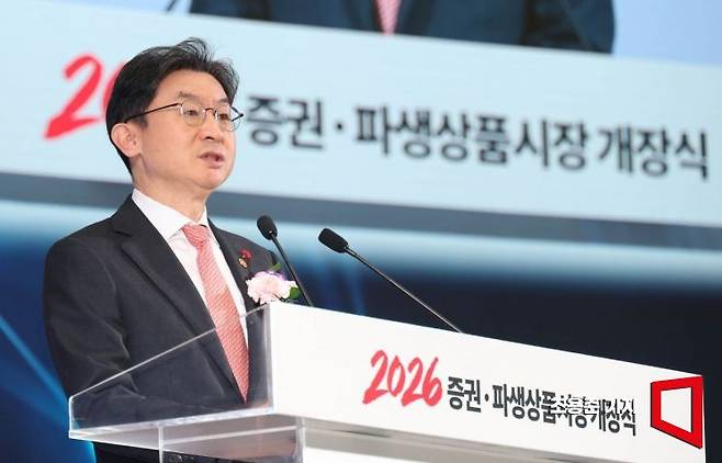 이억원 금융위원회 위원장이 2일 서울 여의도 한국거래소에서 열린 ‘2026년 증권·파생상품시장 개장식’에서 축사를 하고 있다. 2025.1.2 조용준 기자
