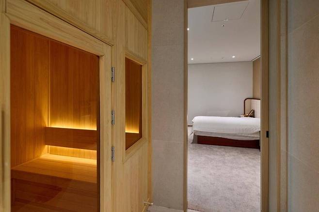 청와대가 2일 공개한 용산 대통령실 집무실 사우나와 침실 모습. 청와대 제공