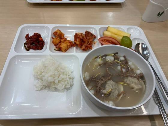 강훈식 대통령비서실장이 지난 1일 청와대 직원식당에서 이재명 대통령과 떡국 조찬을 하는 모습을 공개했다. 사진 강훈식 실장 페이스북 캡처