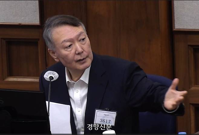 윤석열 전 대통령이 지난해 11월 서울중앙지법에서 열린 자신의 내란 우두머리·직권남용 권리행사 방해 혐의 사건 재판에 출석해 발언하고 있다. 서울중앙지법 제공