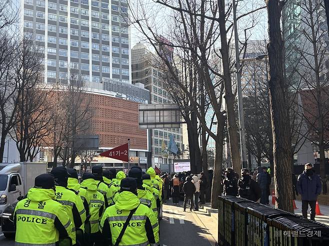 서울시청 옆에서 오전 11시까지 진행된 시위에 경찰들이 동원된 모습. 정주원 기자