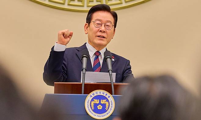 이재명 대통령이 2일 청와대 영빈관에서 열린 2026년 시무식에서 인사말을 하고 있다. 청와대 제공