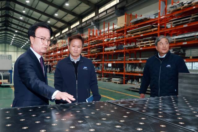 박동식 사천시장이 우주항공기업 현장을 둘러보고 있다. 사진 제공=사천시