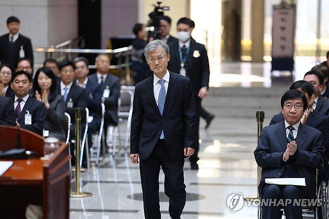 대법원 시무식 참석하는 조희대 대법원장 (서울=연합뉴스) 윤동진 기자 = 조희대 대법원장을 비롯한 대법관들이 2일 서울 서초구 대법원에서 열린 2026년 대법원 시무식에 참석하고 있다. 2026.1.2 mon@yna.co.kr