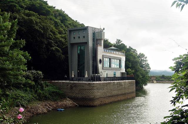 박상진호수공원 지관서가는 호수 풍경 전체를 품고 있어 무척 아름답다. 지관 재단 제공