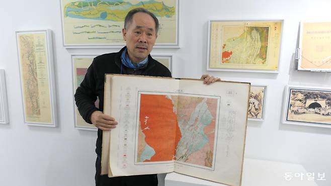 영월지오뮤지엄 민경문 관장이 1962년 제작된 ‘태백산지구지질도’를 펼쳐 보이고 있다.