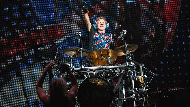 데프레퍼드의 드러머 릭 앨런은 교통사고로 왼팔이 절단됐지만 피나는 연습을 통해 한쪽 팔로도 연주를 했다. 그는 ‘희망과 회복의 아이콘’으로 통한다. 위키미디어 코먼스, 플리커(Flickr)