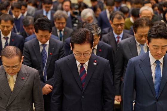 이재명 대통령이 2일 청와대 영빈관에서 열린 2026년도 청와대시무식에서 묵념을 하고 있다./2026.1.2. 청와대 제공