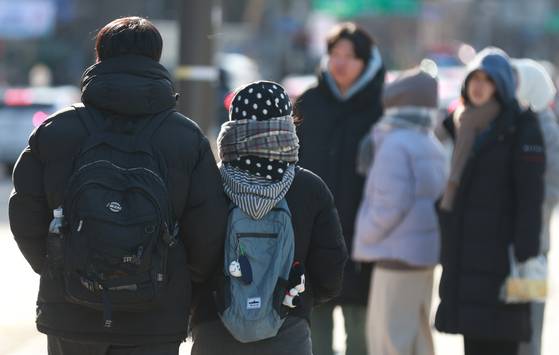 전국에 강추위가 찾아온 1일 오전 종로구 광화문거리 일대에서 시민들이 발걸음을 재촉하고 있다. 연합뉴스
