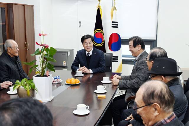 ▲안병구 밀양시장이 대한노인회 밀양시지회를 방문해 새해 인사를 나누고 있다. ⓒ밀양시