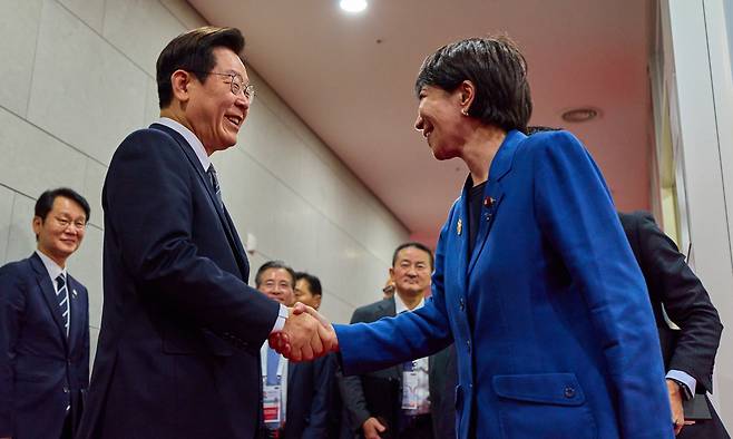 이재명 대통령이 지난 2025년 10월 30일 경북 경주 APEC 정상회의장에서 다카이치 사나에 일본 총리와 한-일본 정상회담에 앞서 악수를 나누고 있다. 대통령실제공