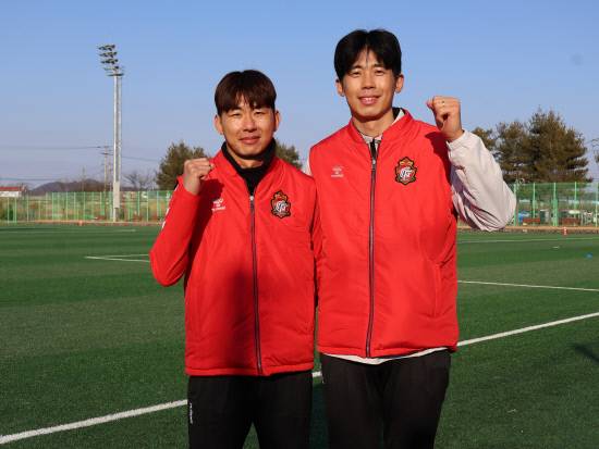 국내 소집 훈련에 참가 중인 베테랑 윤일록(왼쪽)과 이범수가 함께 손을 들고 기념촬영을 하고 있다. 사진=경남FC