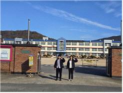 경북세무고등학교 세무회계과 3학년 최성준, 최혜서 학생이 교문 앞에 나란히 서서 사진을 촬영하고 있다. 사진=포항교육지원청 제공