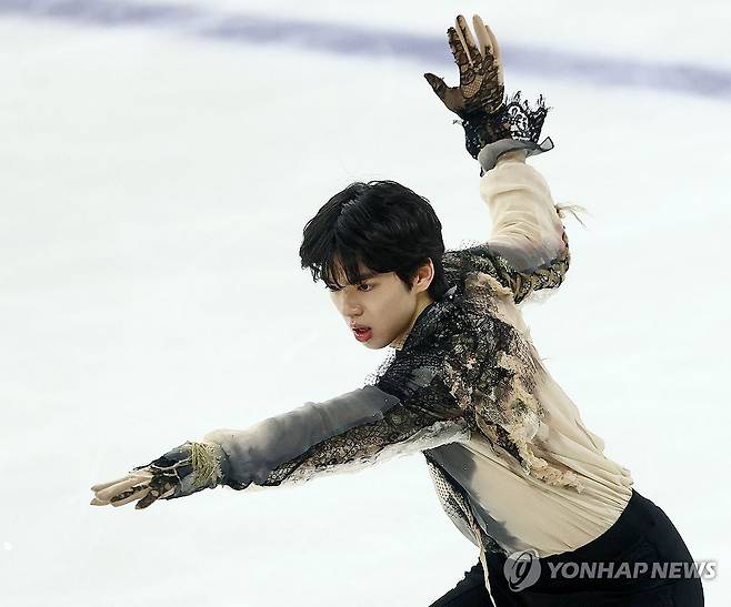 우아한 차준환 (서울=연합뉴스) 류영석 기자 = 4일 서울 목동아이스링크에서 열린 제80회 전국남녀 피겨스케이팅 종합선수권대회 겸 국가대표 2차 선발전 남자 싱글 프리 스케이팅에서 차준환(서울시청)이 연기를 펼치고 있다. 2026.1.4 ondol@yna.co.kr