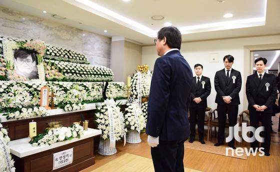 최휘영 문화체육관광부 장관이 5일 서울 서초구 서울성모병원 장례식장에 마련된 故 안성기의 빈소에 금관문화훈장을 전달하기 위해 방문해 조문하고 있다. 〈사진=사진공동취재단〉