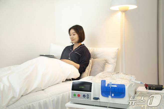 기계를 활용한 재택 복막투석을 할 경우, 수면 중에 진행할 수 있어 깨어 있는 시간 동안 자신의 일상을 유지할 수 있다. (사진은 환자 김 씨와 무관한, 모델의 재택 복막투석 모습이다.)/ 뉴스1 ⓒ News1