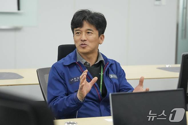 협동로봇에 대해 설명 중인 HD현대삼호의 류상훈 상무.(HD현대삼호 제공) 2025.12.30.