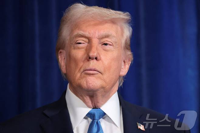 도널드 트럼프 미국 대통령이 3일(현지시간) 플로리다주 마러라고에서 열린 니콜라스 마두로 베네수엘라 대통령에 대한 체포·이송 작전에 기자회견에서 관련 상황에 대한 댄 케인 합참의장의 보고 내용을 듣고 있다. 2026.01.03. ⓒ 로이터=뉴스1 ⓒ News1 류정민 특파원
