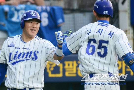 두산 베어스와 삼성 라이온스의 2015 프로야구 경기가 18일 대구구장에서 열렸다. 1회말 1사 삼성 구자욱이 중월 솔로포를 치고 들어오며 최형우의 축하를 받고 있다.
두산은 선발투수로 방어율 8.78의 김수완을 내세웠다. 삼성에서는 6승 3패 방어율 3.21의 클로이드가 선발등판했다. 대구=정재근 기자 cjg@sportschosun.com/2015.06.18/