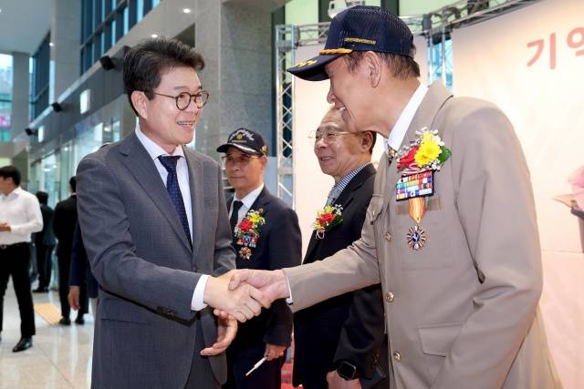 성동구는 국가를 위해 헌신한 참전유공자의 명예를 선양하고 유가족의 생활 안정을 돕기 위해 올해 1월부터 '참전유공자 배우자 복지수당'을 지원한다. /성동구