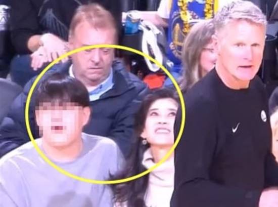 이부진 호텔신라 사장이 3일(현지시간) 미국 프로농구(NBA)를 관람하던 중 한 선수가 놓친 공이 관람석 1열에 앉아 있던 자신 쪽으로 굴러오자 웃어 보이는 모습. 사진 온라인 커뮤니티 캡처