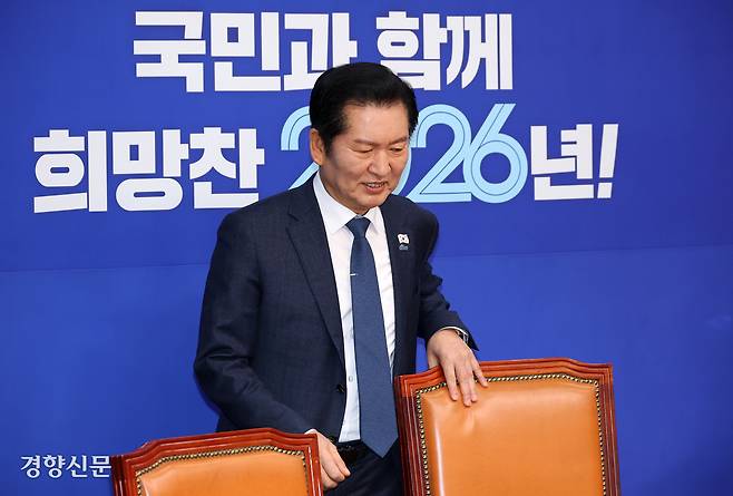 정청래 더불어민주당 대표가 5일 국회에서 열린 최고위원회의에 참석해 자리에 앉고 있다. 권도현 기자