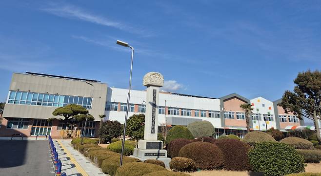 오는 4월 19일로 개교 100주년을 맞는 전남 해남 옥천초등학교와 지역을 살리기 위한 동문들의 열정이 뜨겁게 모아지고 있다. /옥천초등학교