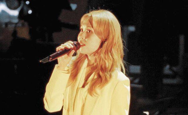 지난해 11월 열린 국내 단독 콘서트 '머무름'에서 노래하는 모습. 네이브 제공