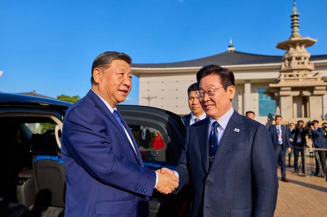 이재명 대통령(오른쪽)이 지난해 11월1일 한중 정상회담이 열리는 경북 경주박물관에 도착한 시진핑 중국 국가주석을 맞이하고 있다. /사진=뉴시스(청와대 제공)