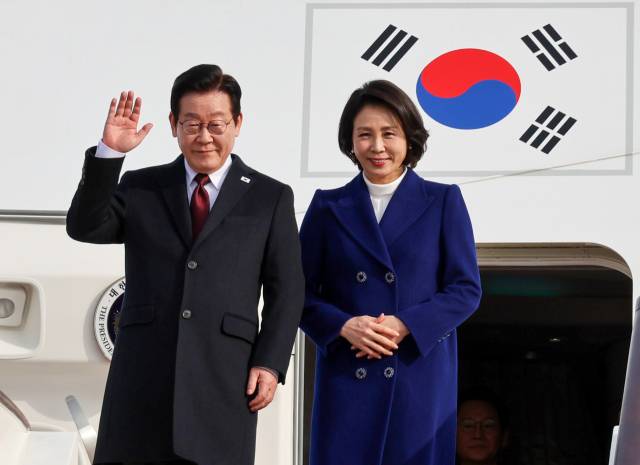 중국을 국빈방문하는 이재명 대통령과 김혜경 여사가 4일 베이징 서우두 공항에 도착한 공군1호기에서 환영객에게 인사하고 있다. 연합뉴스