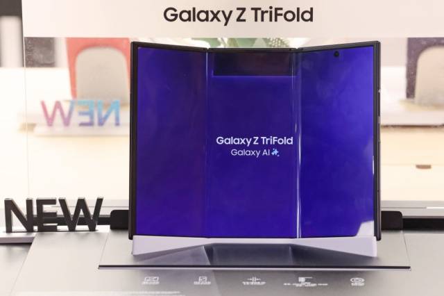 서울 중구 소재 삼성스토어 롯데 본점에 갤럭시 Z트라이폴드 상품이 진열돼 있다. 연합뉴스