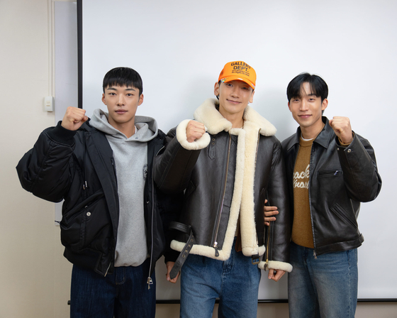 넷플릭스 ‘사냥개들2’ 출연 배우 (왼쪽부터)우도환, 정지훈, 이상이. 넷플릭스 제공
