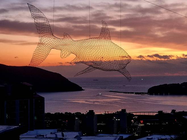 ‘갤러리예술섬’ 전시관에서 바라본 지세포항의 새해 일출.