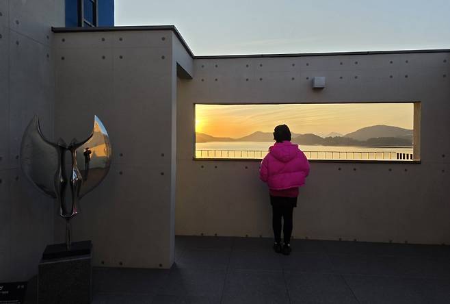 해조음미술관 별관 옥상에는 자연을 그대로 들인 또 하나의 캠버스가 있다.