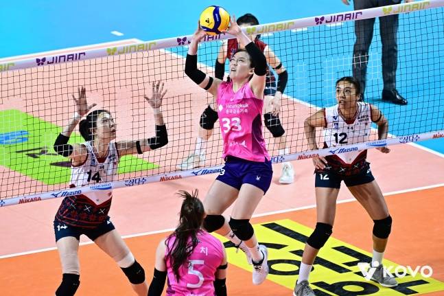 토스를 올리는 이나연(가운데). /사진=KOVO 제공