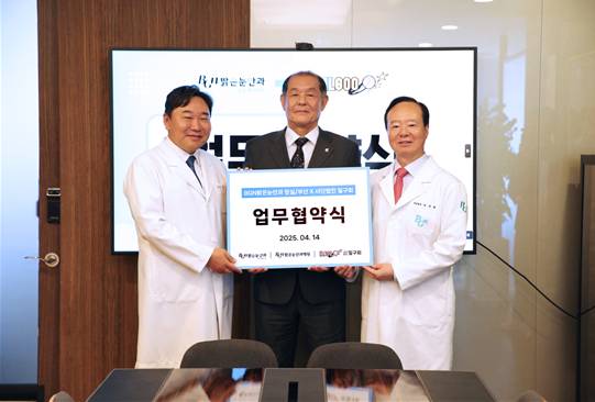 왼쪽부터 밝은눈 부산 안과 정지원 대표원장, (사)일구회 박철순 대외협력부회장, 밝은눈 안과 잠실 롯데타워 박세광 대표원장. /사진=일구회