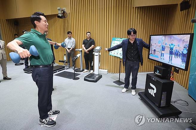 '더 건강한 서울 9988' 체력측정 기구 시연하는 오세훈 시장 (서울=연합뉴스) 서대연 기자 = 오세훈 서울시장이 10일 서울시청에서 열린 건강도시 서울 종합계획 '더 건강한 서울 9988' 기자설명회에 앞서 체력측정 기구를 시연하고 있다.
시는 시민들이 체력상태를 측정하고 전문가 진단과 운동 처방을 받을 수 있는 '체력인증센터'를 30년까지 100곳 운영하고, 체력등급 향상 시 인센티브를 제공하는 '서울체력 9988'을 시행할 예정이다. 2025.9.10 dwise@yna.co.kr