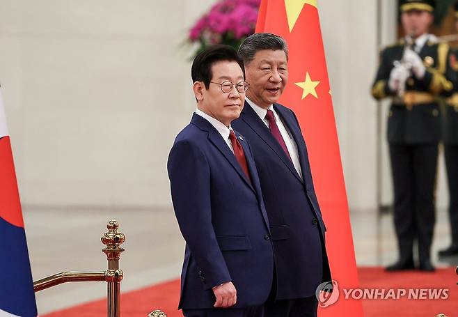 의장대 사열하는 이재명 대통령과 시진핑 주석 (베이징=연합뉴스) 한상균 기자 = 이재명 대통령과 시진핑 중국 국가주석이 5일 베이징 인민대회당에서 열린 이 대통령 공식환영식에서 의장대를 사열하고 있다. 2026.1.5 xyz@yna.co.kr