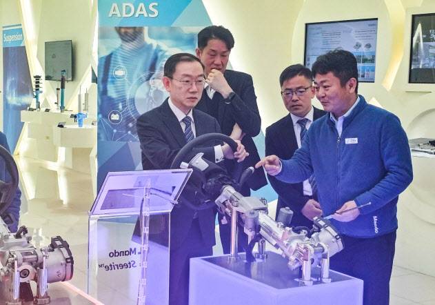 이명구 관세청장(왼쪽)이 5일 중국 북경에 위치한 HL만도 현지 공장을 방문해 전시되어 있는 자동차부품을 살펴보고 있다. (사진=관세청 제공)