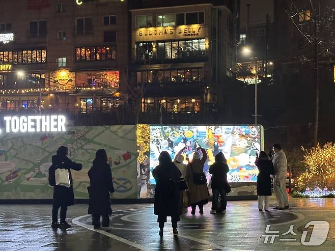이태원 관광객이 녹사평광장 체험형 콘텐츠를 즐기고 있다.(용산구 제공)