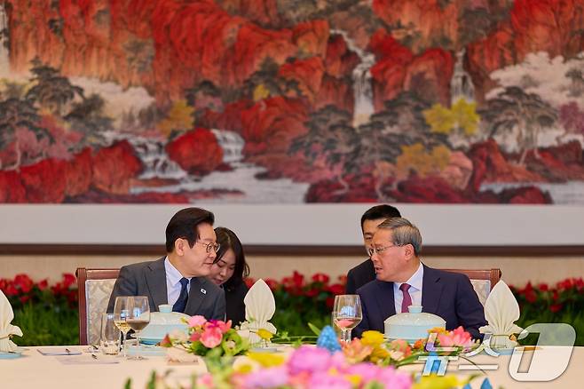 중국을 국빈방문 중인 이재명 대통령이 6일 베이징 조어대에서 리창 총리와 대화를 하고 있다. (공동취재) 2026.1.6/뉴스1 ⓒ News1 허경 기자
