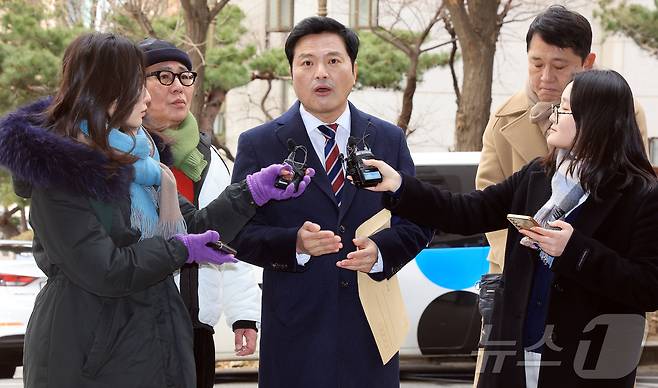 김태우 전 강서구청장이 6일 서울 마포구 서울경찰청 광역수사단에서 공천 헌금 의혹 등 공직선거법 위반으로 고발된 강선우 의원에 대한 고발인 조사에 앞서 입장을 밝히고 있다. 2026.1.6/뉴스1 ⓒ News1 김진환 기자