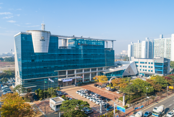 옹진군이 주민의 법률서비스 접근성 향상과 권익 보호에 기여한 공로로, '마을변호사 제도 운영 유공'분야에서 법무부장관 표창을 수상했다고 밝혔다.(옹진군 '마을변호사 제도 운영 유공' 법무부 표창 수상). /사진=옹진군